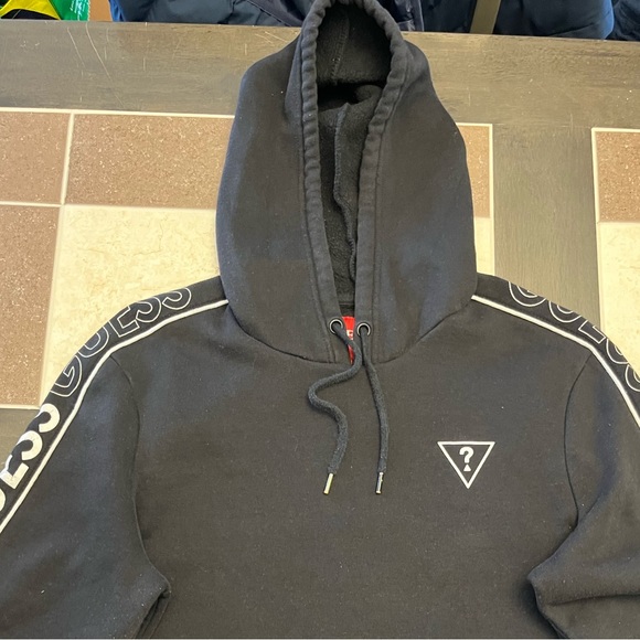 Guess hoodie it’s very nice it’s good quality - Picture 2 of 2